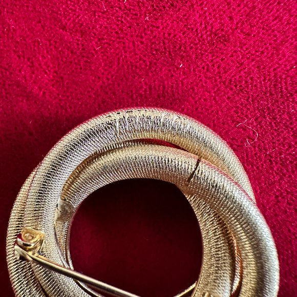 Vintage Sarah Coventry Gold Tone Twisted Circle Brooch And Earring Jewelry Set. - Picture 7 of 8